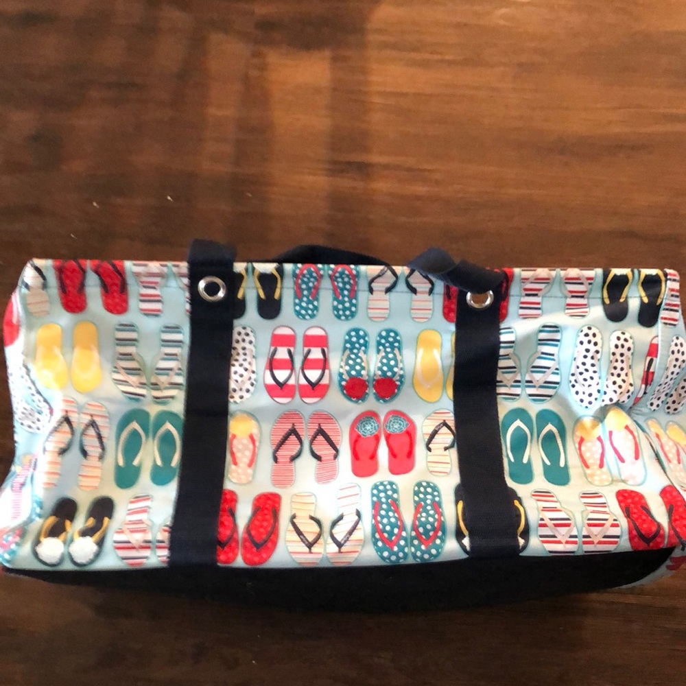 Large thirty-one tote flip flops